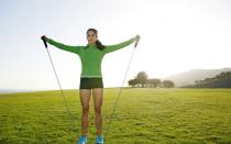 Упражнения с резиновым жгутом для силы и похудения